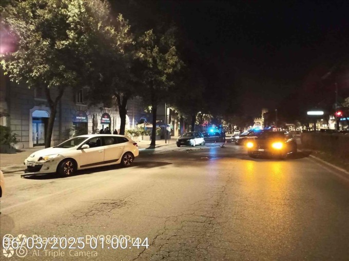 Ubriaco alla guida di una Renault Megane, si schianta contro una Golf in sosta e poi tampona una Cupra