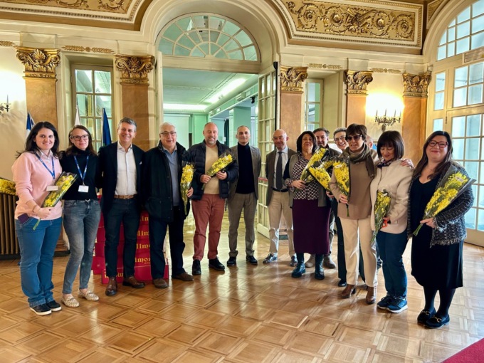 Un mazzo di mimose per tutte le dipendenti comunali