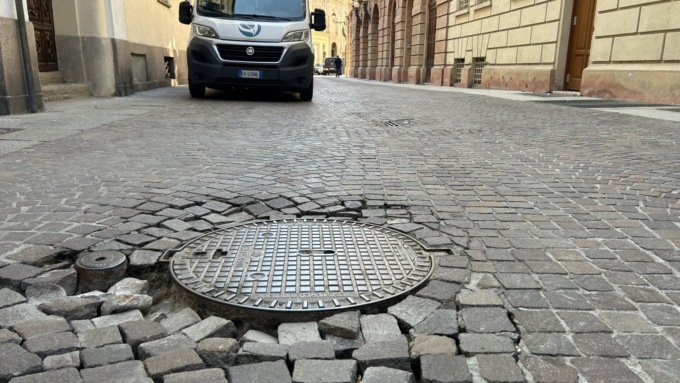 Via Monte di Pietà: cede il selciato intorno ai tombini