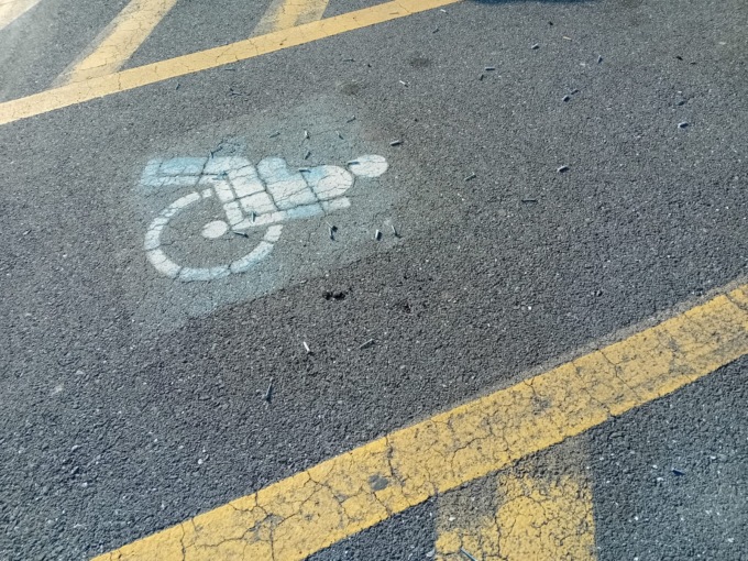 Viti sull’area di sosta per disabili in autostrada
