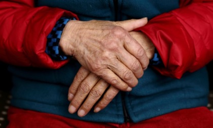 77enne tenta di strangolare la moglie: 72enne in condizioni stabili, ma la prognosi resta riservata