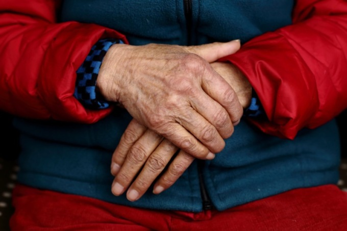 77enne tenta di strangolare la moglie: 72enne in condizioni stabili, ma la prognosi resta riservata