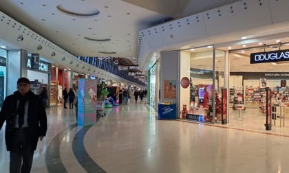 Accusa un malore al centro commerciale, salvato grazie al massaggio cardiaco