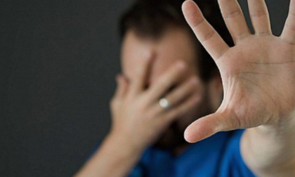 Aggredisce un vecchio amico con un tirapugni per farsi dare 400 euro, 51enne finisce in carcere