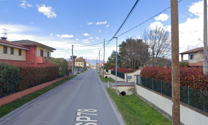 Auto esce fuori strada e si schianta contro un lampione, grave un 20enne