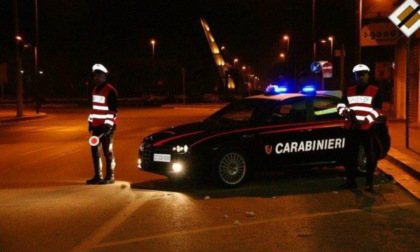 Beccato con due coltelli in auto a Moglia, 26enne denunciato