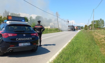 Bus carico di studenti si incedia strada facendo ma i soccorsi tempestivi evitano complicazioni