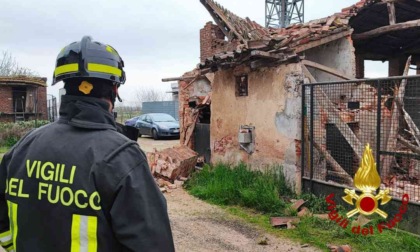 Crolla il tetto di un'ala di un cascinale