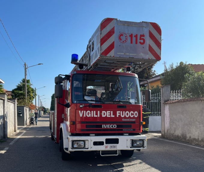 Due incendi in paese: brucia una villetta e un’auto nel box