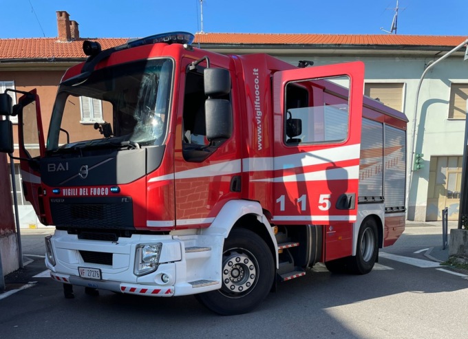 Fiamme dall’auto in sosta: si indaga sulle cause