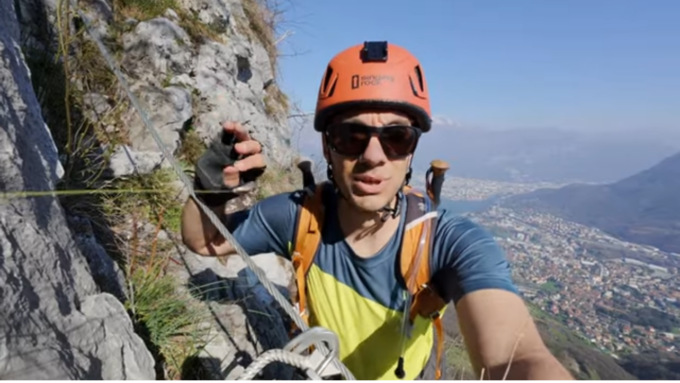 Giovane Youtuber morso da una vipera: “Fortunatamente sono qui a raccontarlo…”