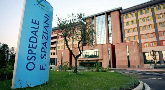 Cade e batte la testa contro una fioriera, è grave. Indagano i carabinieri