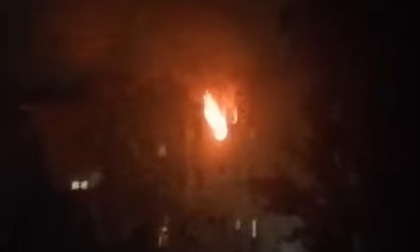 Incendio al quinto piano dei casermoni di via Fusè