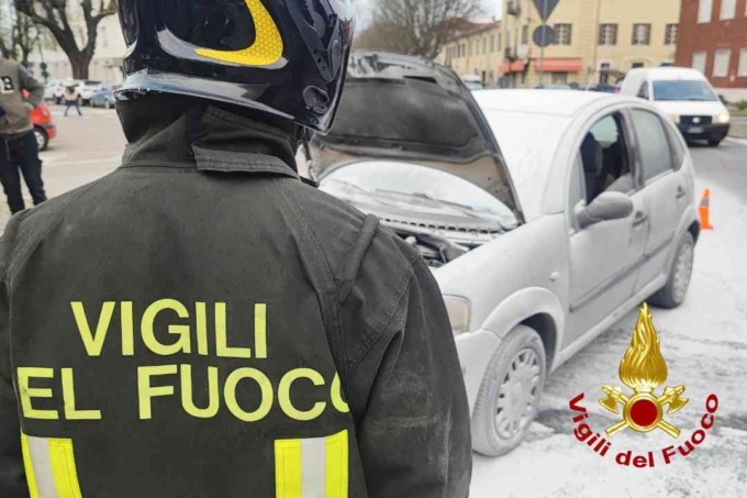 Incendio vettura in piazza Solferino, domato con l’estintore