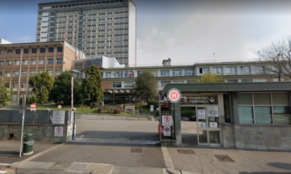 Incidente a Trofarello: monopattinista sbanda, si schianta e finisce in ospedale