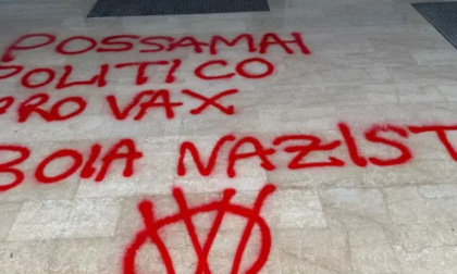 No-Vax, bomboletta rossa alla mano, ora attaccano il sindaco Possamai e la sede del Partito Democratico