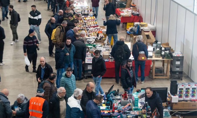 Quattro ragazze si fingono sordomute e tentato di truffare i visitatori della Fiera dell’Elettronica