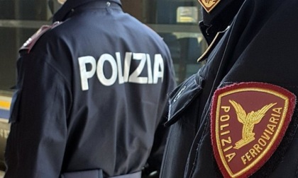 Ruba la cassa di un bar e poi aggredisce i poliziotti: arrestato 22enne in piazza Duca d’Aosta