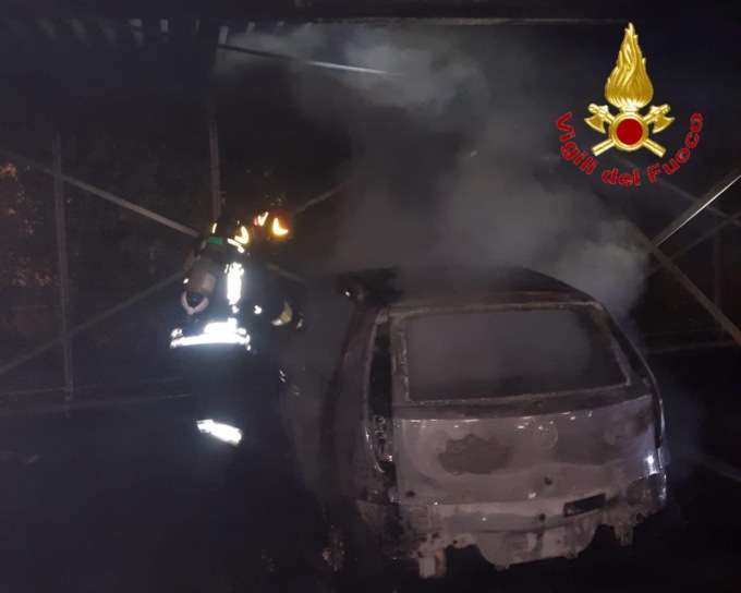 A fuoco un’autovettura: intervengono i Vigili del fuoco