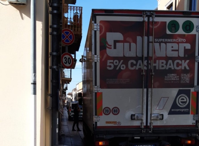 Alessandria: camion urta un balcone in via Guasco