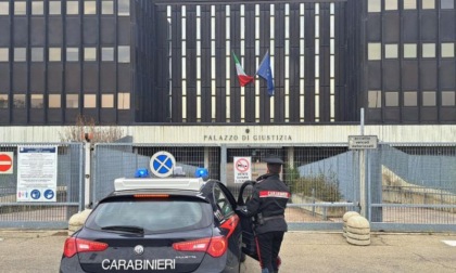 All'ingresso del Tribunale viene fermata con un coltello lungo 18 centimetri