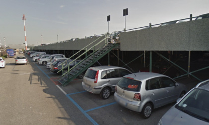 Un'altra auto svaligiata al parcheggio dello scalo di Orio: «Situazione paradossale»