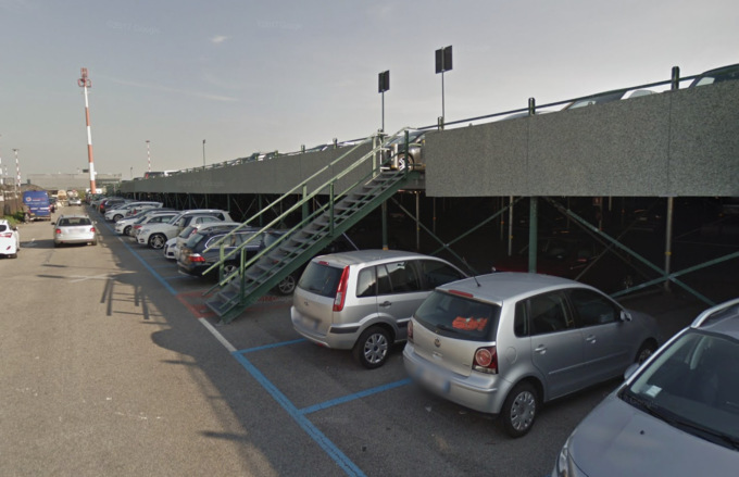 Un’altra auto svaligiata al parcheggio dello scalo di Orio: «Situazione paradossale»
