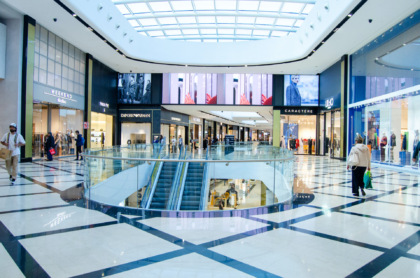 Rubano vestiti in sette diversi negozi di Oriocenter usando sacchetti schermati: arrestati