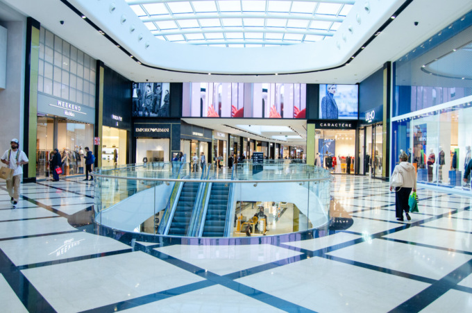 Rubano vestiti in sette diversi negozi di Oriocenter usando sacchetti schermati: arrestati