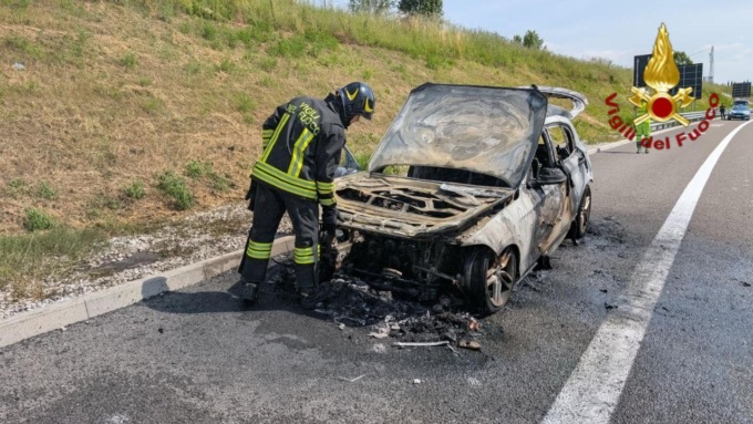 Auto a fuoco lungo la Superstrada Pedemontana vicino al casello di Colceresa-Breganze