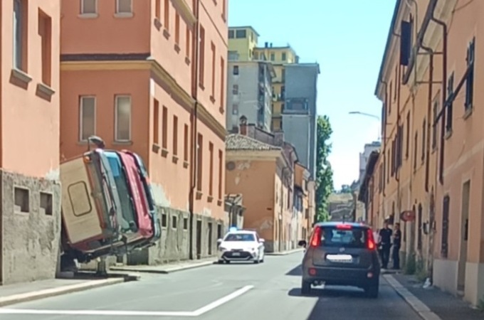 Camion si ribalta all’uscita di un cantiere in via Mazzini a Novi Ligure: il conducente sta bene