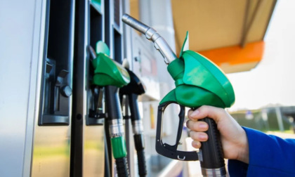 Carburanti, da oggi scattano le nuove accise. Quanto costano (di più e di meno) diesel e benzina
