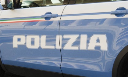 Cerca di strappare il cellulare di mano sull'autobus in Porta Nuova: arrestato 24enne