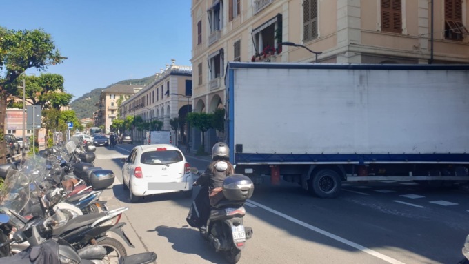 Chiavari, camion perde olio e invade carreggiata