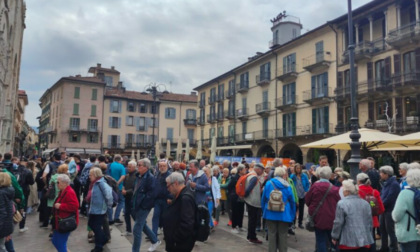 Como, il comune dichiara fuorilegge i "buttadentro"