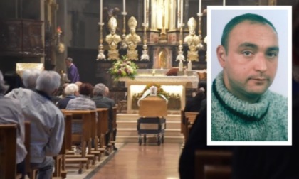 Dolore e commozione ai funerali del motociclista: "Ora sei insieme a tuo figlio Leonardo"