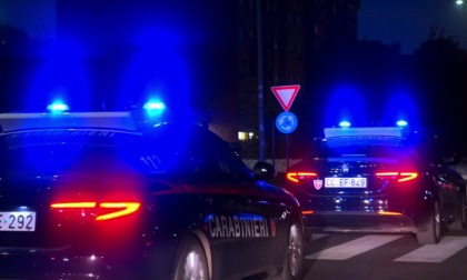 Entra in un bar per un malore, viene trascinata in cantina e violentata