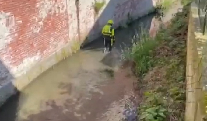 Garlasco, dal canale prosciugato a Tromello spuntano un martello e altri oggetti metallici