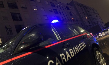 Giovane difende dalle molestie una ragazza ma viene aggredito