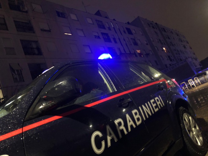 Giovane difende dalle molestie una ragazza ma viene aggredito