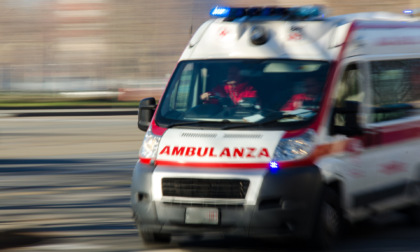 Con la moto in una siepe sulla provinciale a Clusone, grave 35enne