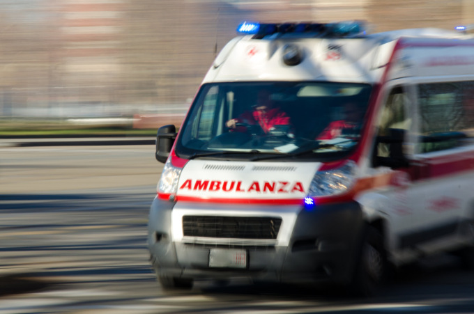 Con la moto in una siepe sulla provinciale a Clusone, grave 35enne