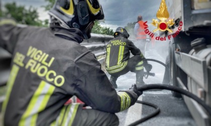 Grosseto, paura sull'Aurelia. Un camion va a fuoco, l'autista si mette in salvo