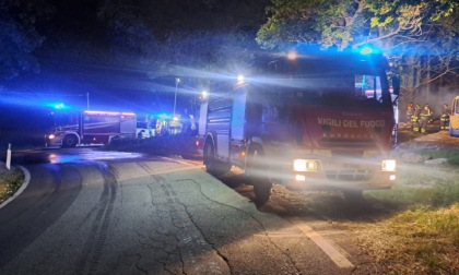 Incendio fienile, le fiamme a 50 metri dalle case