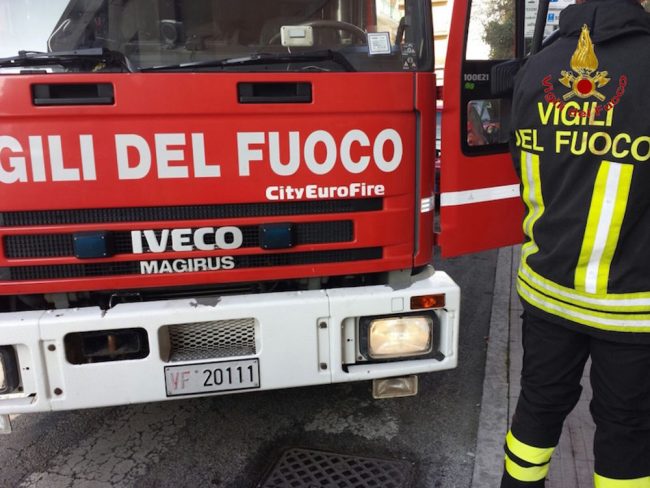 Incendio in un appartamento a Novara: all’interno un giovane ferito
