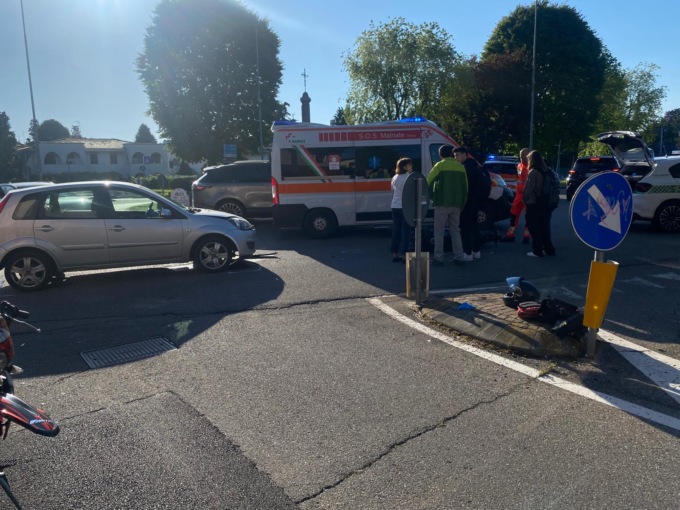 Incidente in rotonda fra prof. e studente
