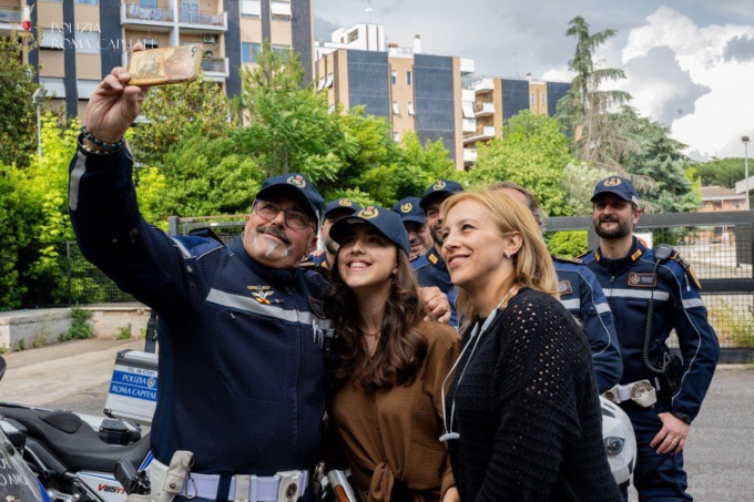 La Polizia Locale realizza il sogno di Sara: un giro in moto per una giovane guerrier