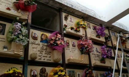 Lastra di marmo cade da un loculo del cimitero: ferito un 68enne