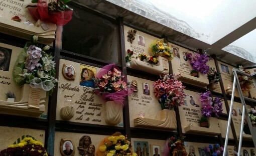 Lastra di marmo cade da un loculo del cimitero: ferito un 68enne
