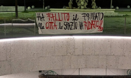 Lo striscione apparso di notte sopra il Balzer Globe: «Il privato è fallito, restituite lo spazio ai cittadini»